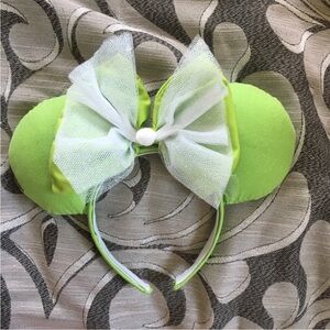 Green and White Hair Accessory with Bow